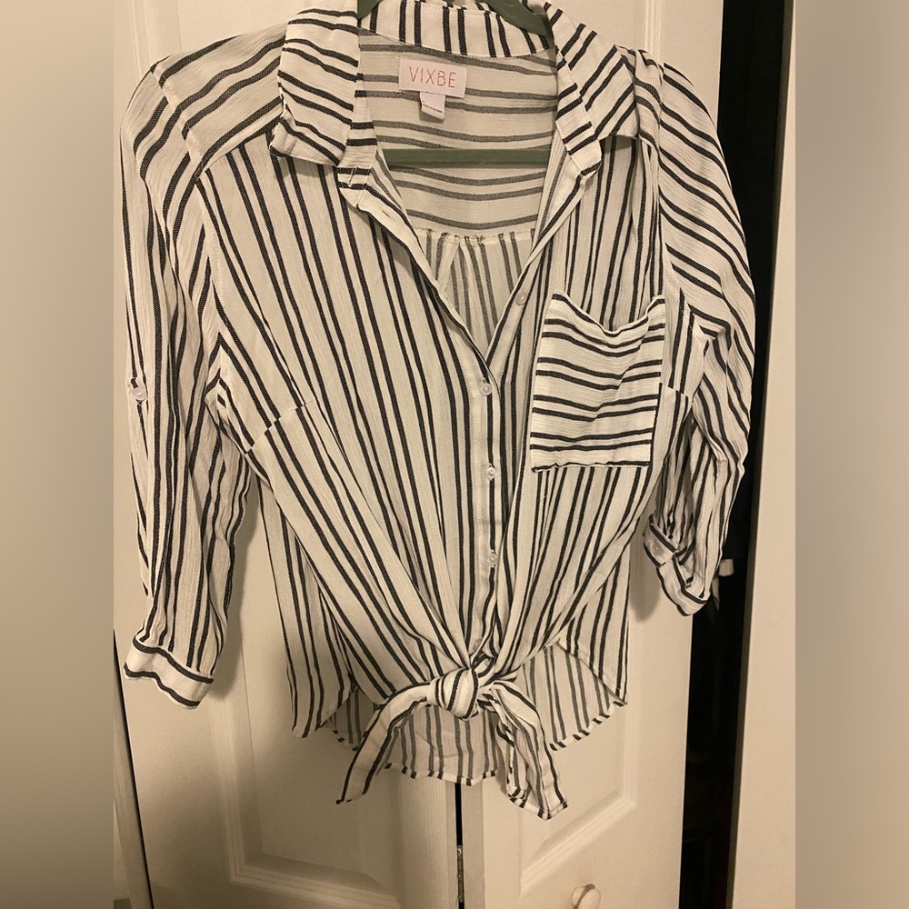 Stitch Fix/ Vixbe Thompson Tie Front Top